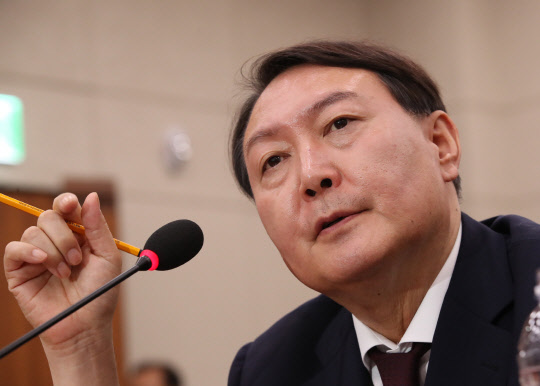 윤석열 검찰총장 후보자가 8일 국회 법제사법위원회에서 열린 인사청문회에서 의원들의 질의에 답하고 있다. 연합뉴스